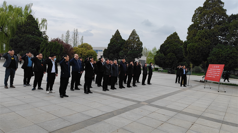 新型能源公司黨委組織開展“緬懷革命先烈 傳承紅色精神”主題黨日活動2.png