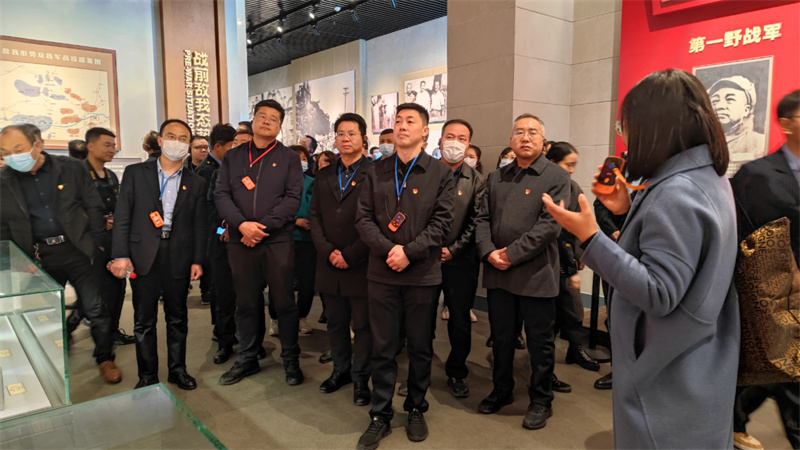 新型能源公司黨委組織開展“緬懷革命先烈 傳承紅色精神”主題黨日活動3.jpg