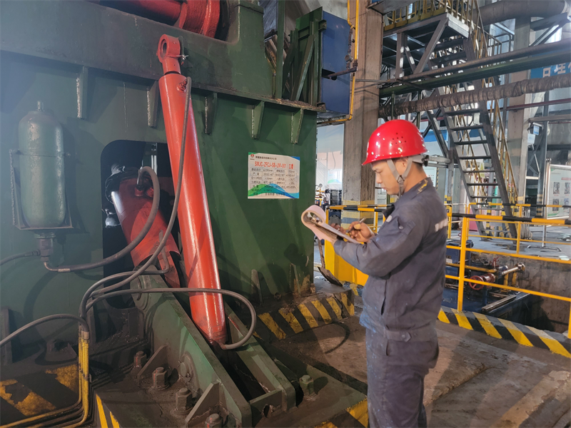 神木分公司水煤漿廠的“硬漢”1.png 神木分公司水煤漿廠的“硬漢”1.png