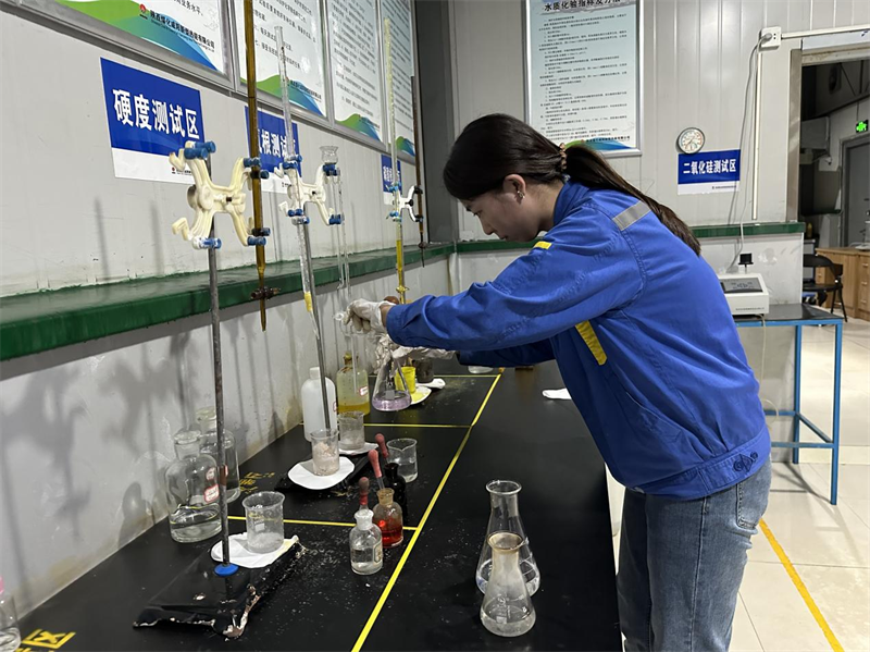 咸陽公司：堅守崗位 奮斗不“打烊”1.png