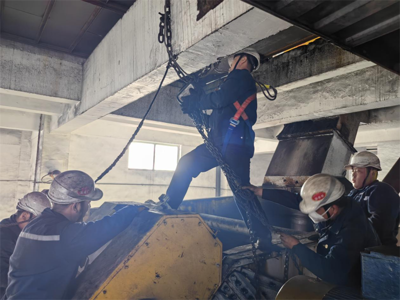 選煤公司文家坡選煤廠:一場4小時的搶修攻堅戰1.png 選煤公司文家坡選煤廠:一場4小時的搶修攻堅戰1.png