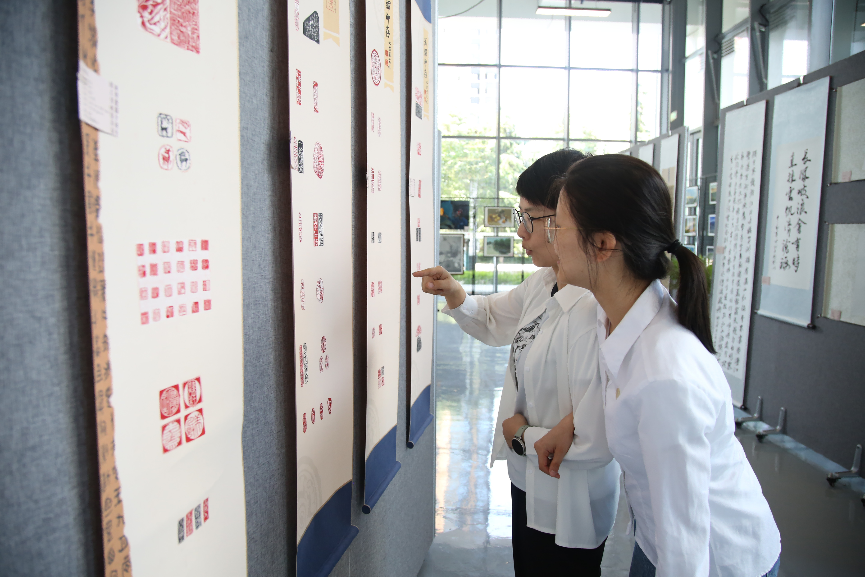 新型能源公司舉辦“翰墨光影繪十載 二次創業啟新程”主題書畫攝影展