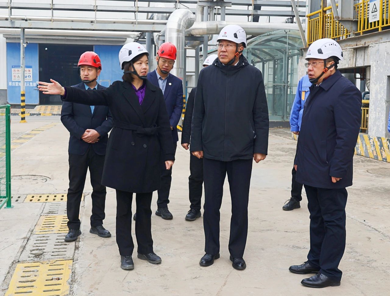 291738163630174743.jpg 張海泉到新型能源咸陽公司檢查春節(jié)值班值守情況并看望慰問值班人員.jpg